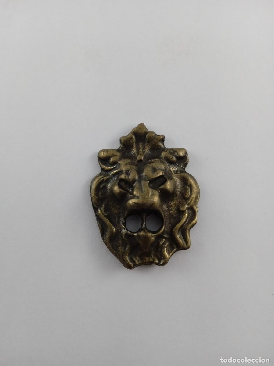 Militaria: Boton Cabeza de leon - Foto 1