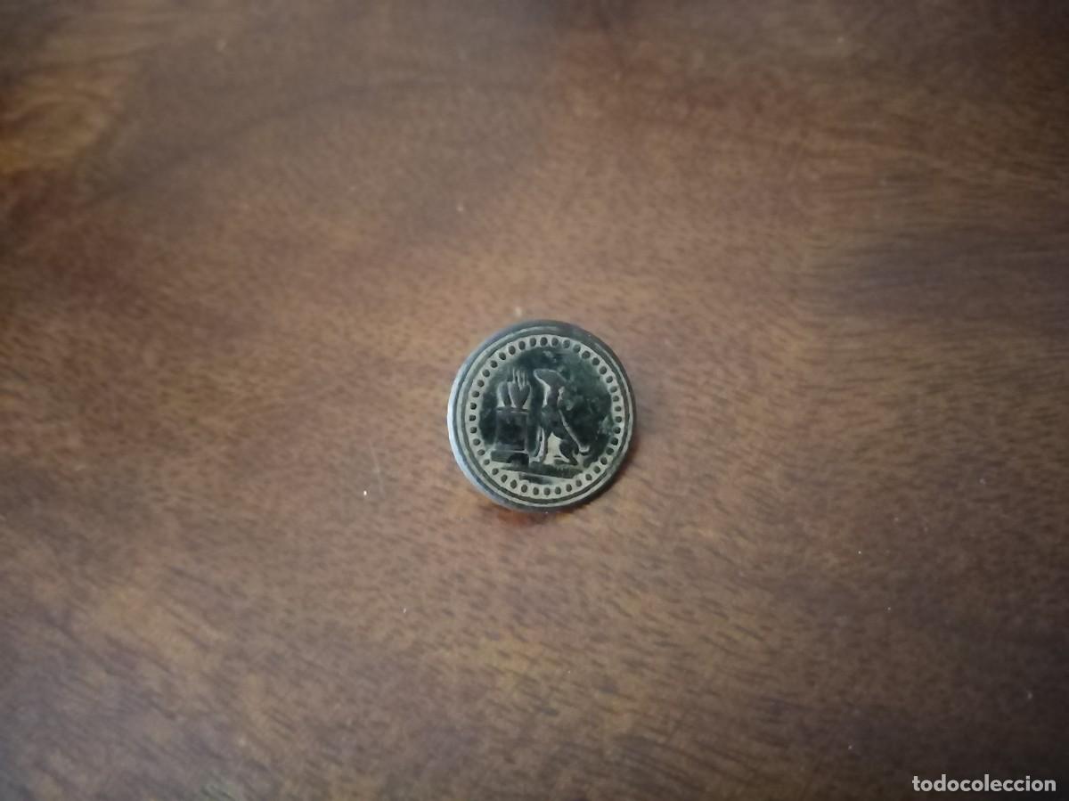 Militaria: Antiguo bot&oacute;n. Perro con corazones y sol. - Foto 1
