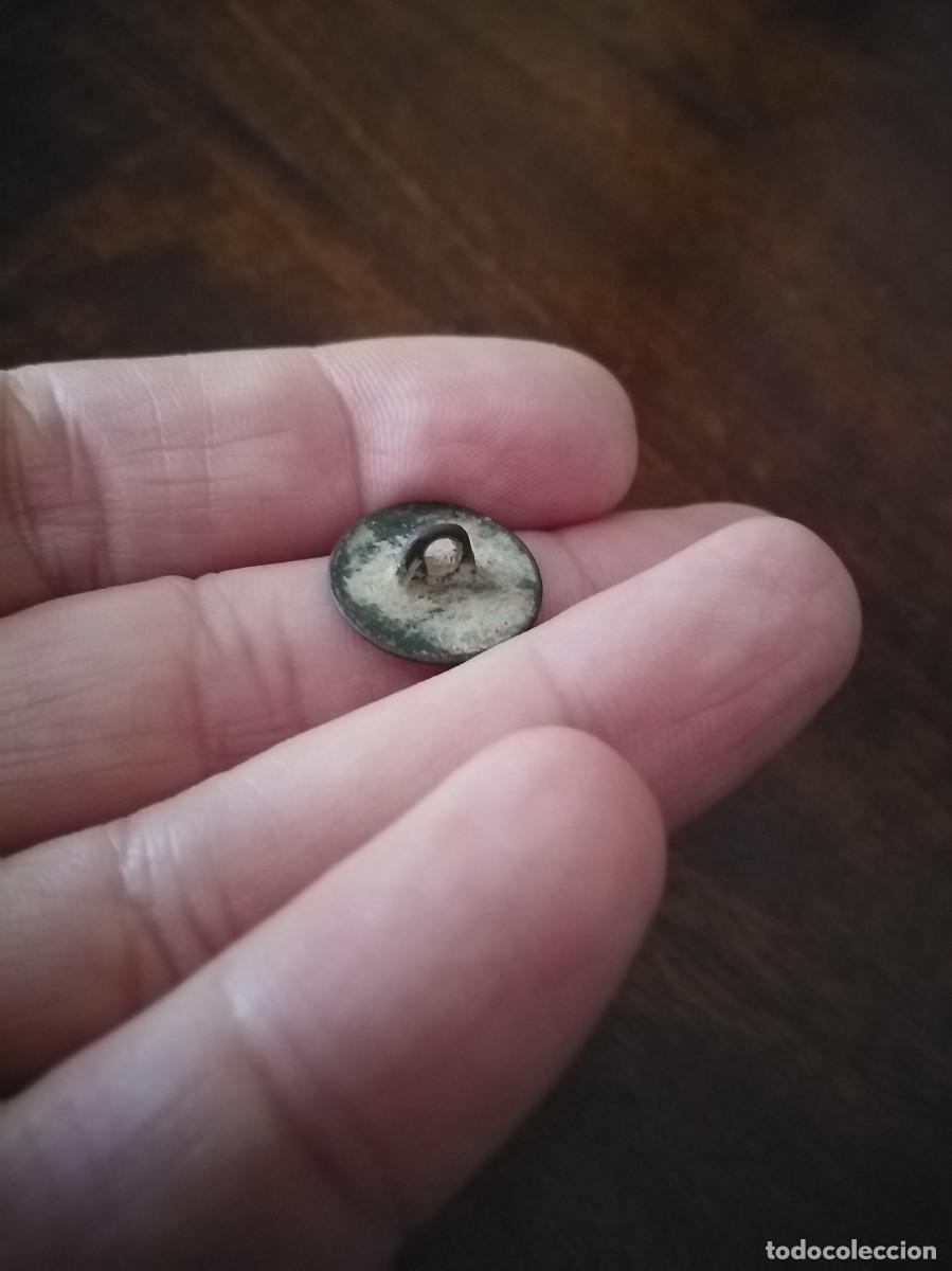 Militaria: Antiguo bot&oacute;n. Perro con corazones y sol. - Foto 2