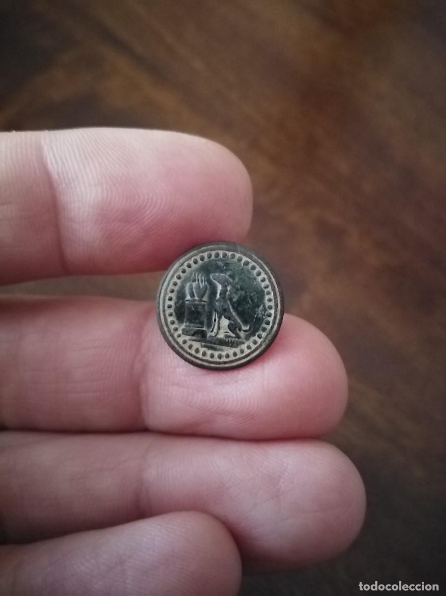 Militaria: Antiguo bot&oacute;n. Perro con corazones y sol. - Foto 3