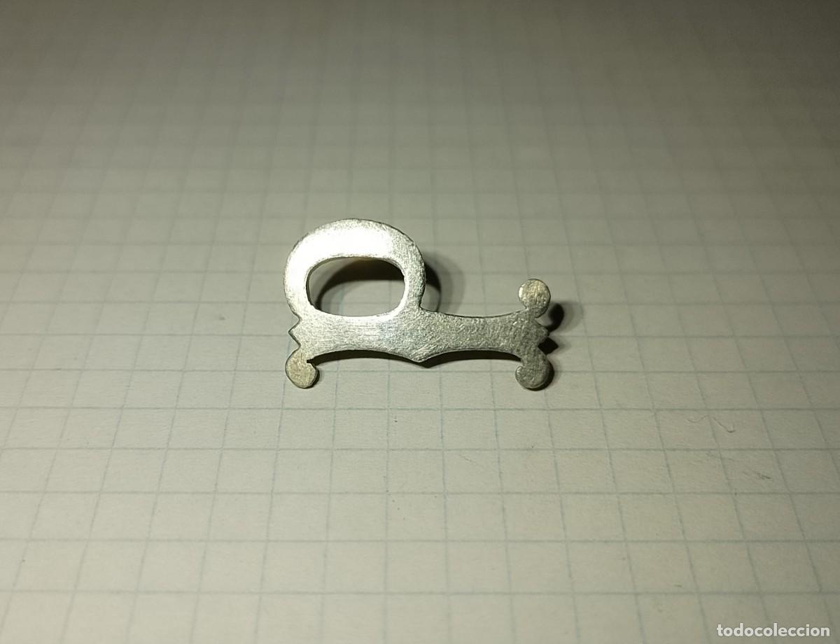 Militaria: P plateada de 2 cms. - Foto 1