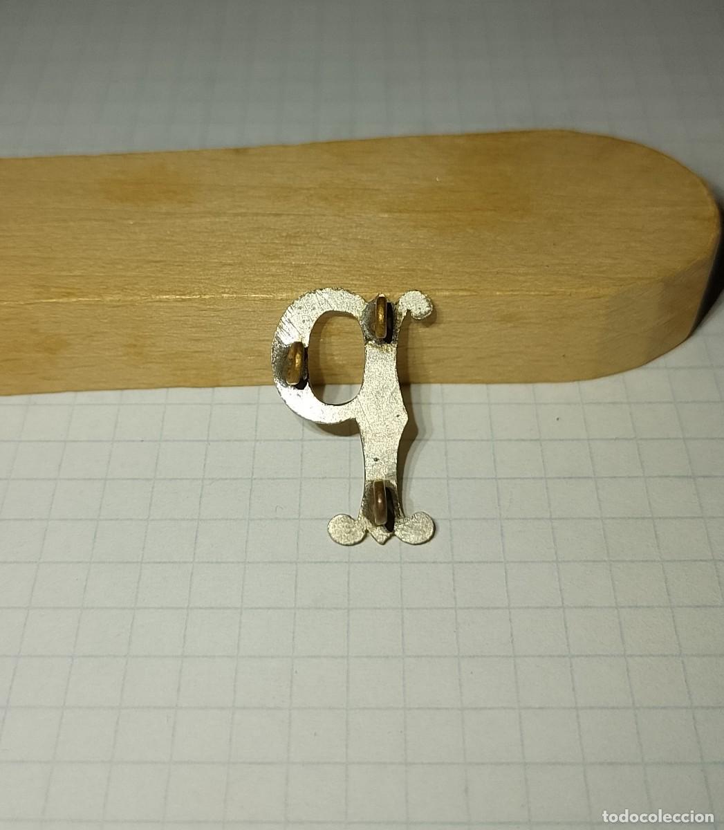 Militaria: P plateada de 2 cms. - Foto 2