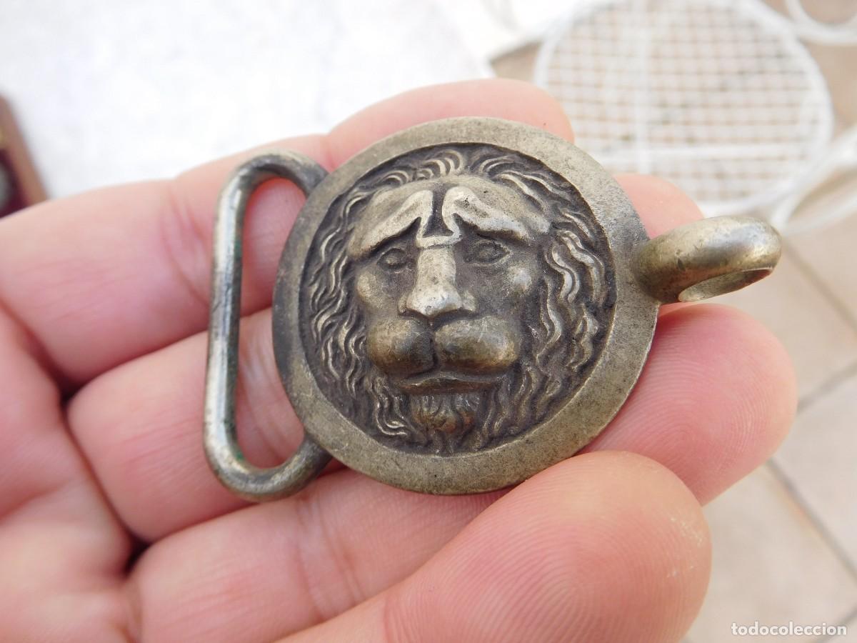 Militaria: Hebilla antigua cabeza de le&oacute;n - Foto 1