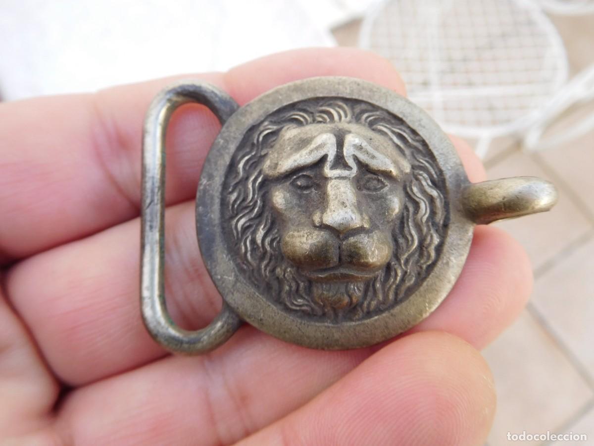 Militaria: Hebilla antigua cabeza de le&oacute;n - Foto 2