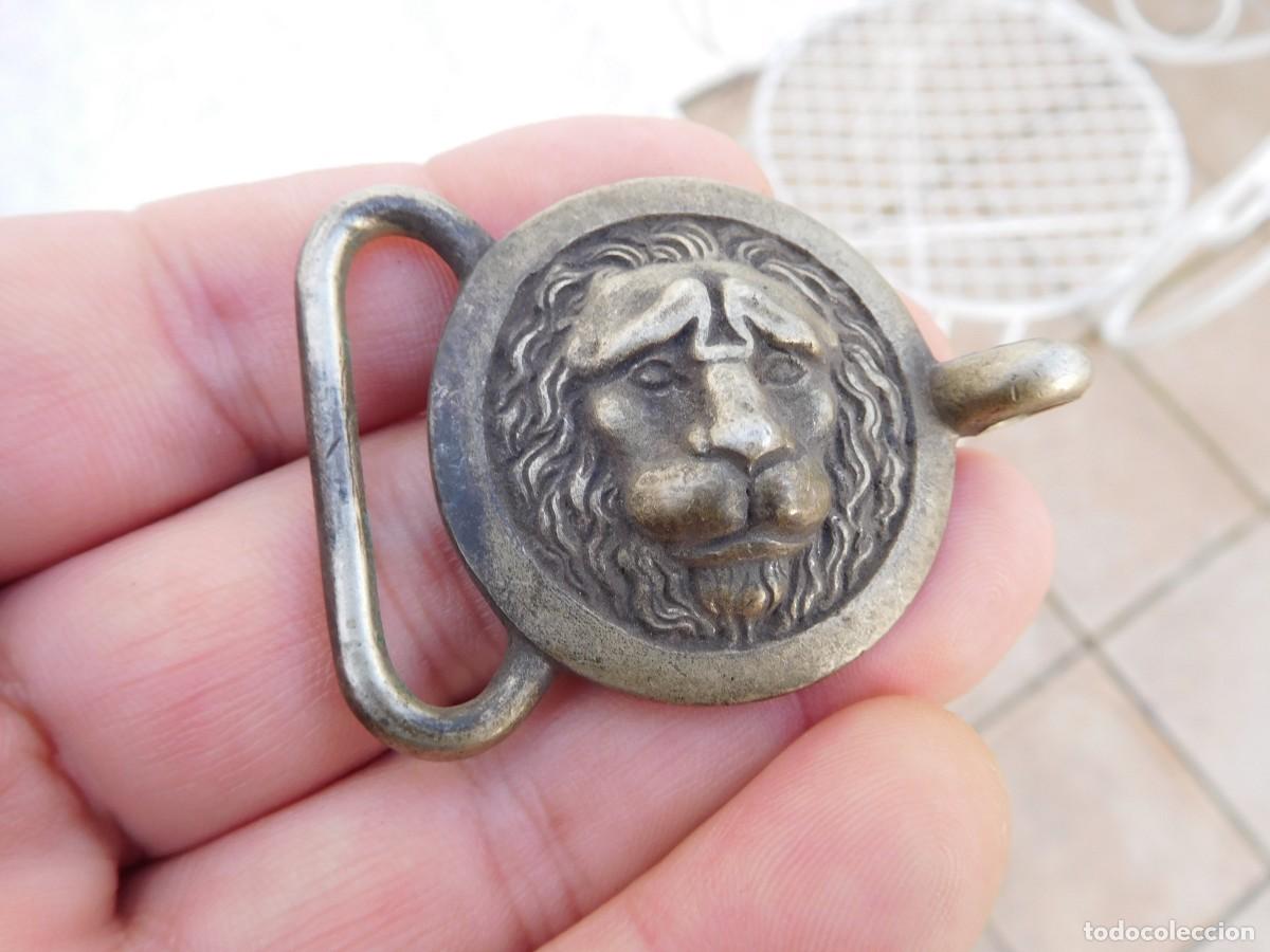 Militaria: Hebilla antigua cabeza de le&oacute;n - Foto 3
