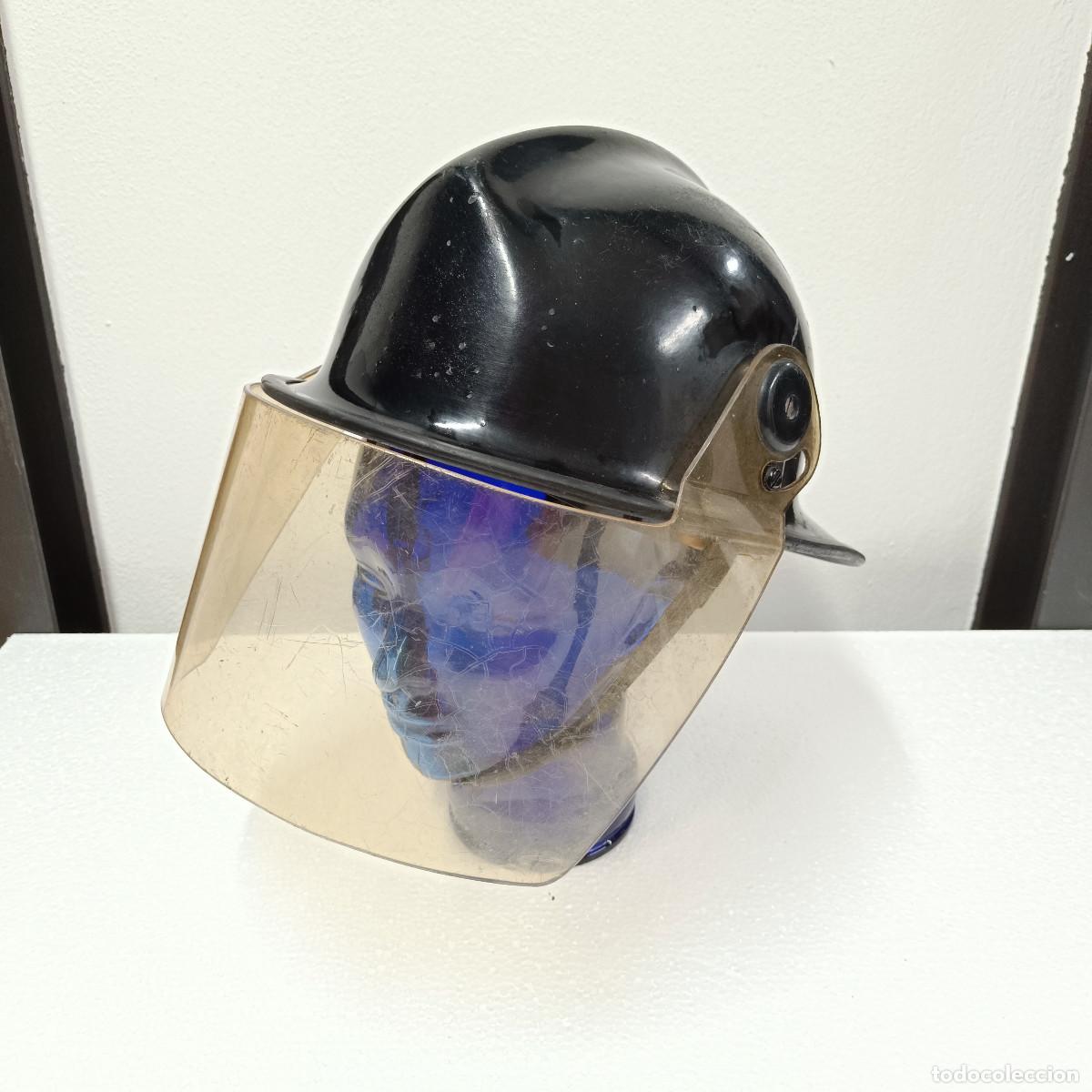 Militaria: CASCO DE BOMBERO CON VISERA. - Foto 1