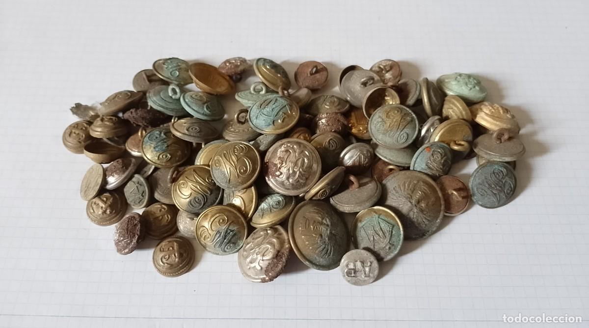 Militaria: Lote de m&aacute;s de 50 botones - Foto 1