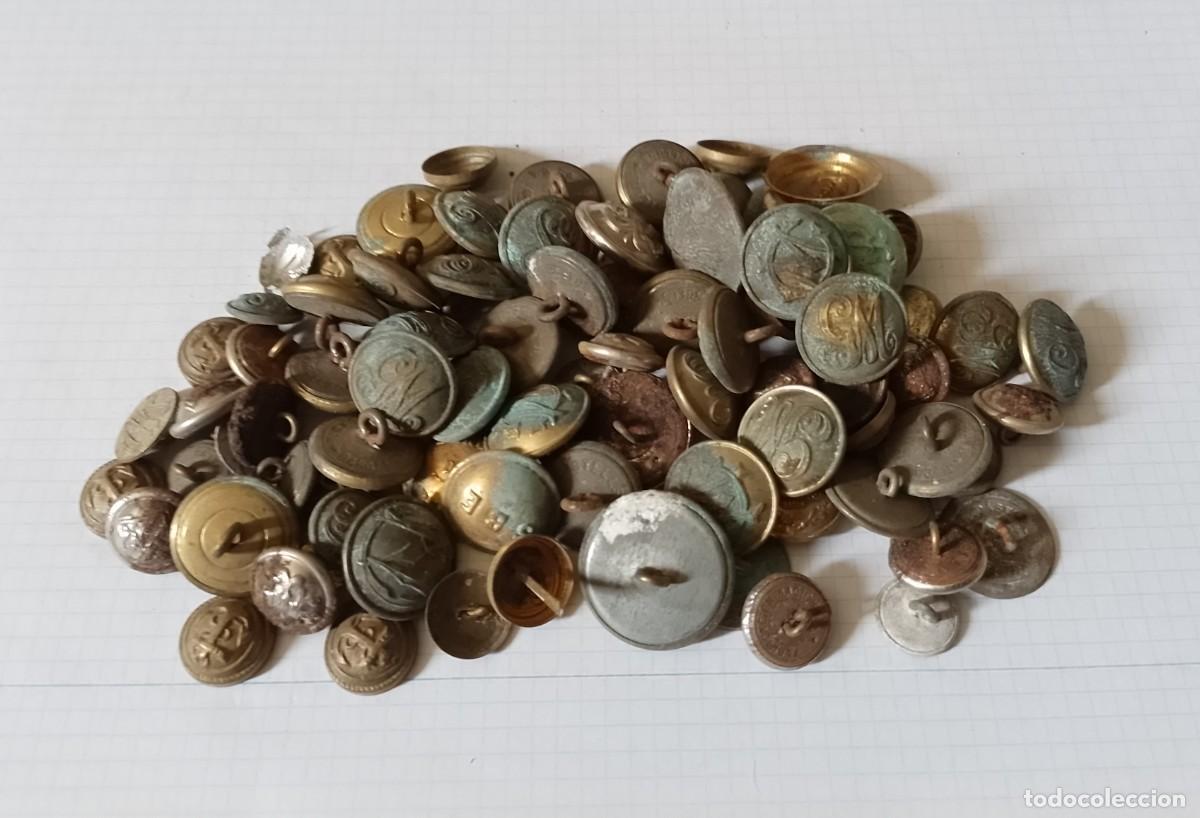 Militaria: Lote de m&aacute;s de 50 botones - Foto 2