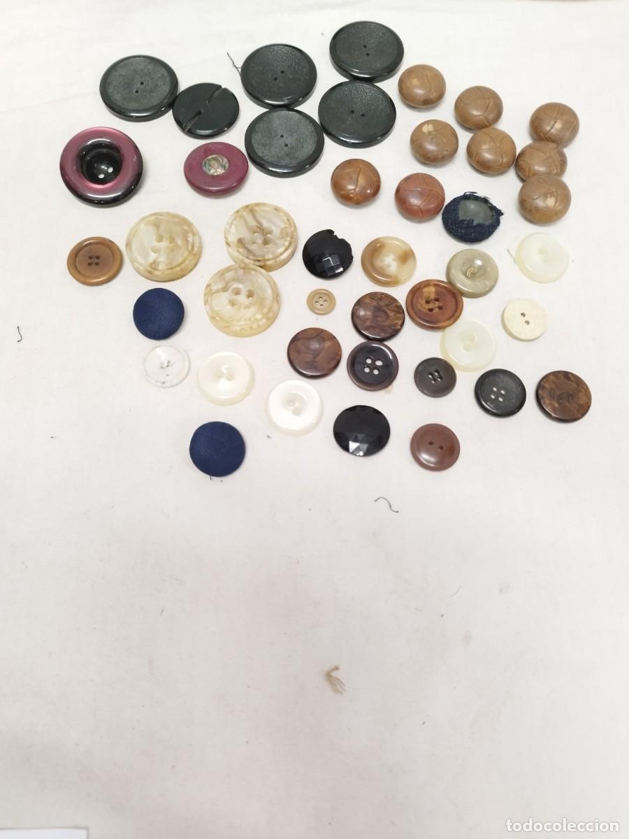 Militaria: Lote de 40 botones aproximadamente. - Foto 1