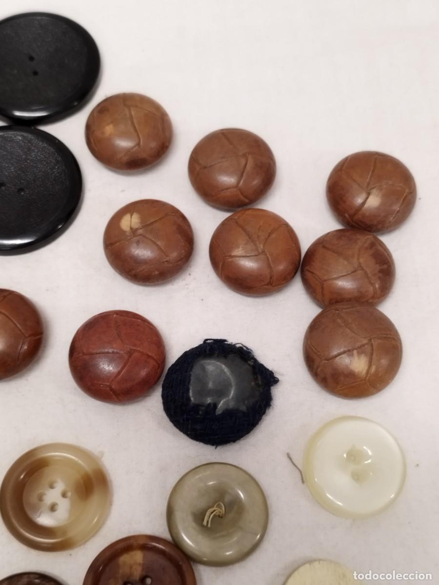 Militaria: Lote de 40 botones aproximadamente. - Foto 3