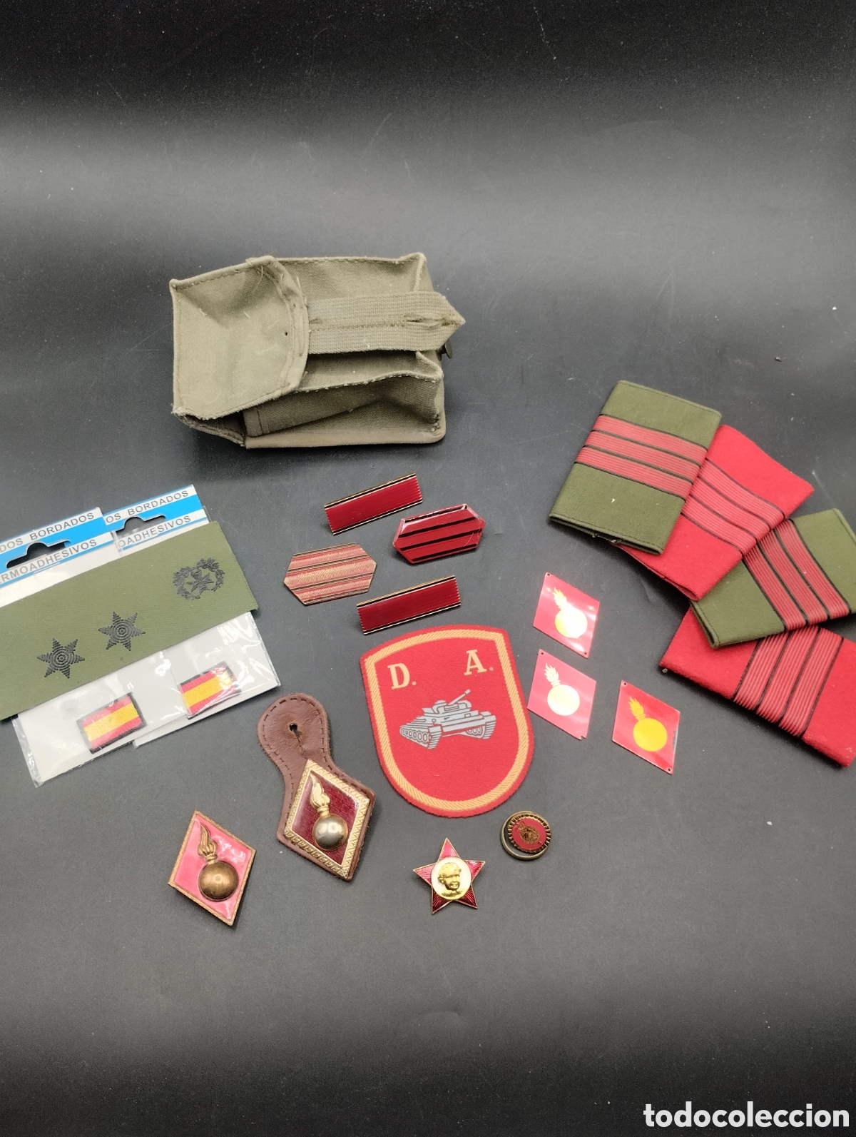Militaria: LOTE MILITAR. Galones, pins, parches...