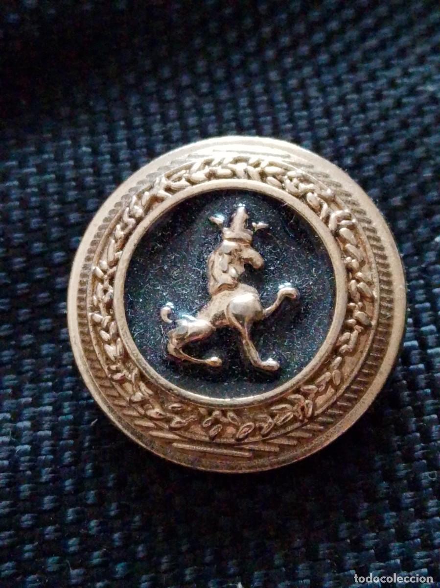 Militaria: Antiguo boton perro con corona - Foto 1
