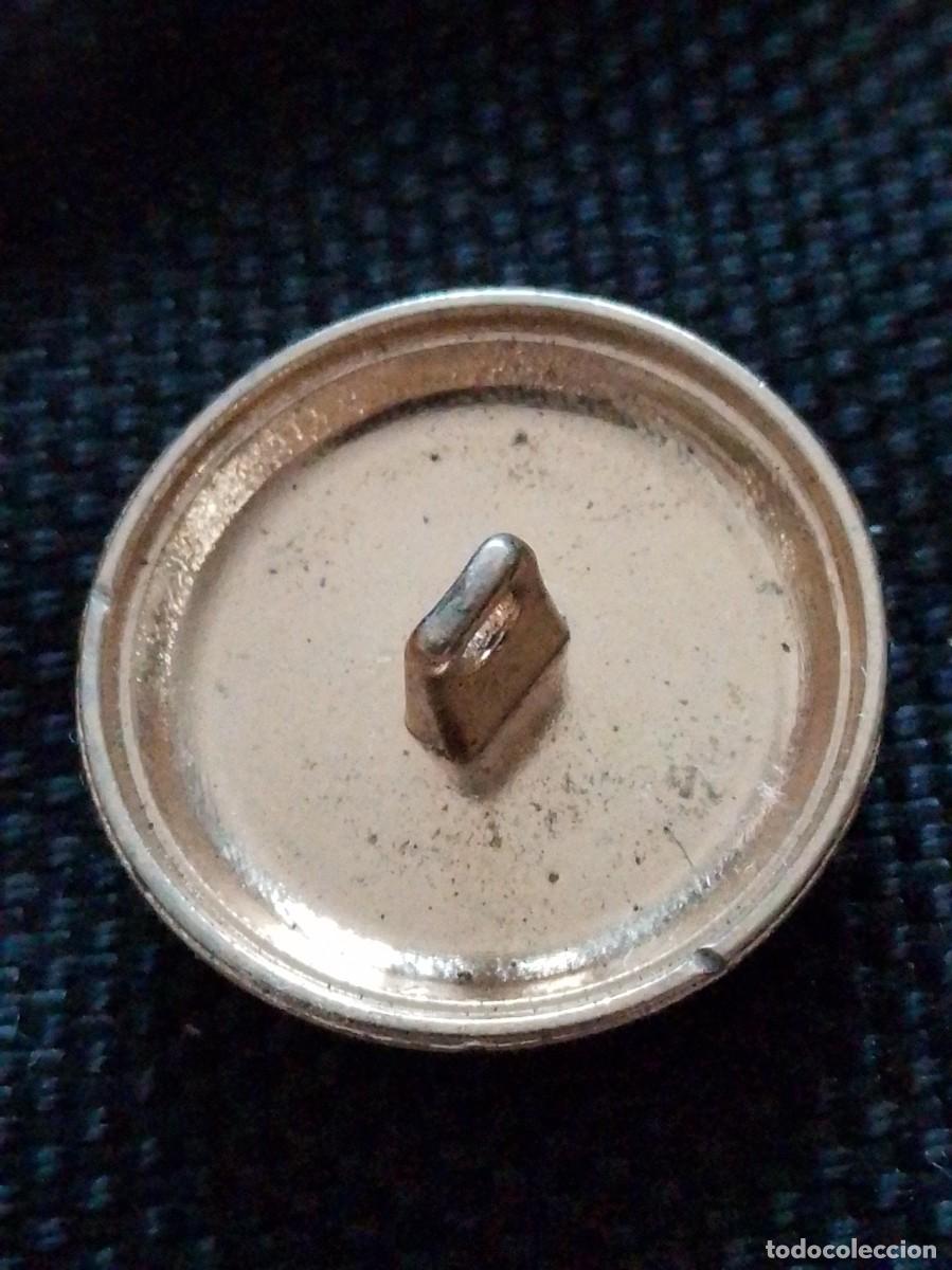 Militaria: Antiguo boton perro con corona - Foto 2