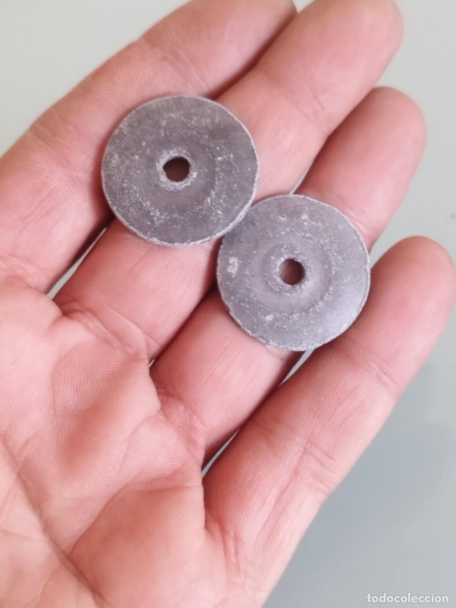 Militaria: Dos antiguos botones de plomo. - Foto 1