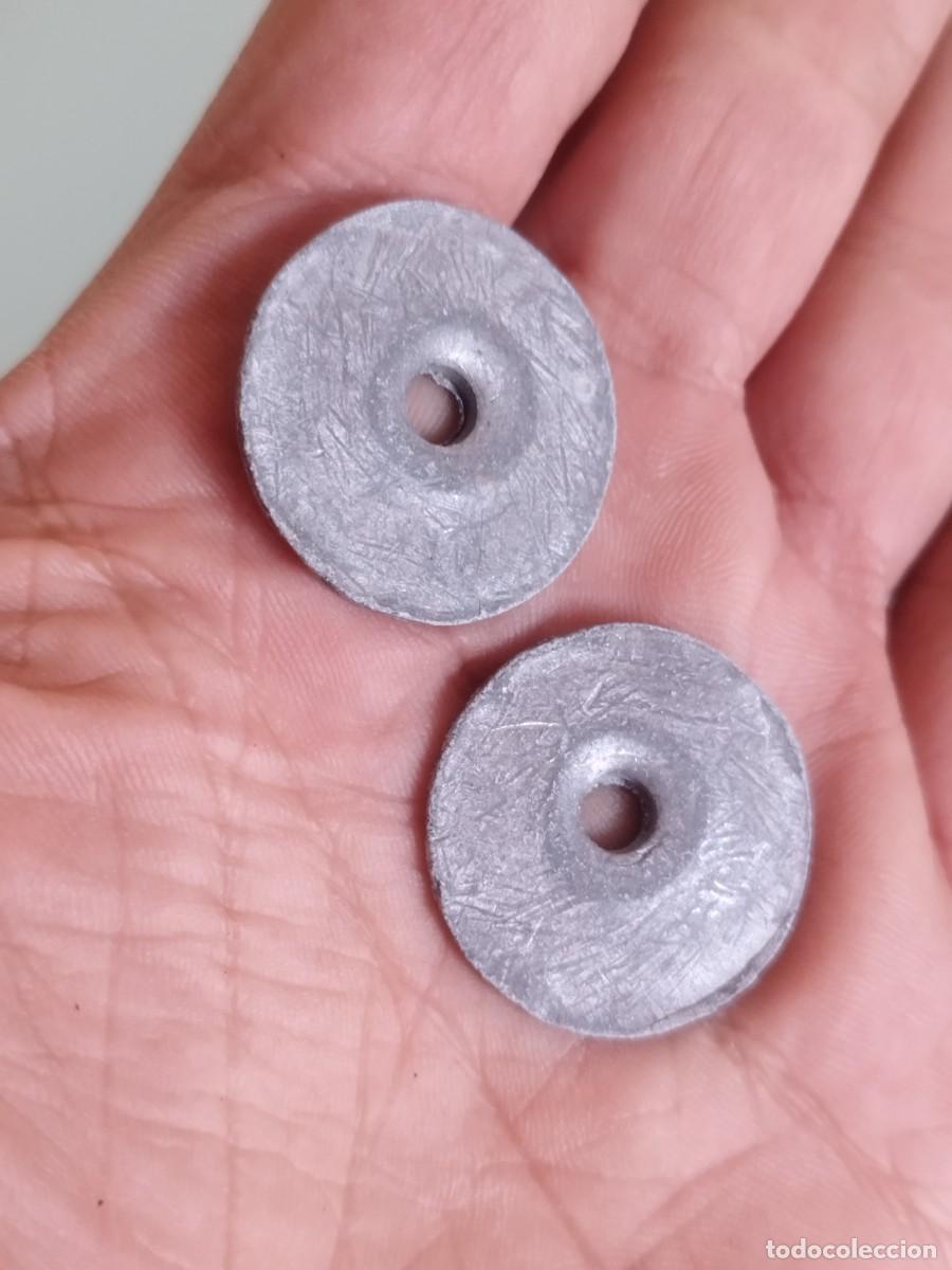 Militaria: Dos antiguos botones de plomo. - Foto 2