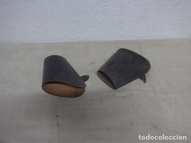 Militaria: Antiguas manoplas o mu&ntilde;equeras de cuero negro, originales, gastador, policia