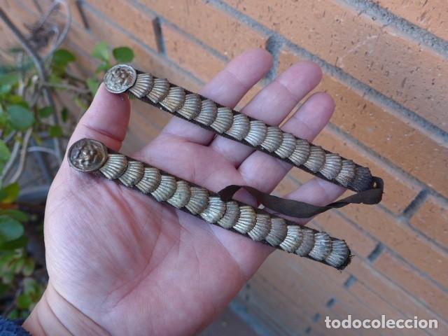 Militaria: ANTIGUAS CARRILLERAS ESPA&Ntilde;OLAS DE CASCO - GORRA CON LEON