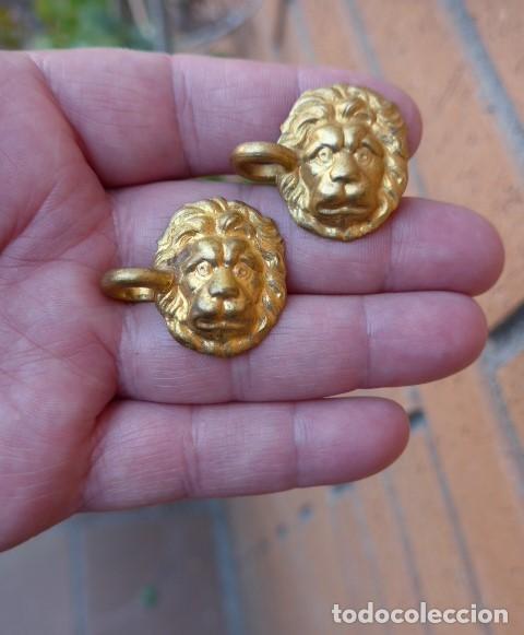 Militaria: ANTIGUOS EMBLEMAS CABEZA DE LEON PARA CASCO DE PINCHO CABALLERIA CON ENGANCHE