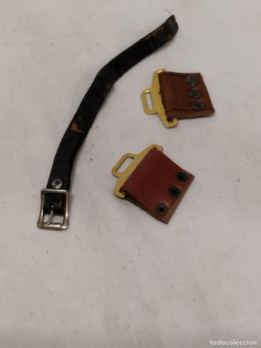 Militaria: Dos antiguas hebillas y trozo de correaje, cintur&oacute;n.