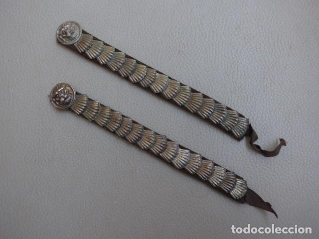 Militaria: ANTIGUAS CARRILLERAS ESPA&Ntilde;OLAS DE CASCO - GORRA CON LEON