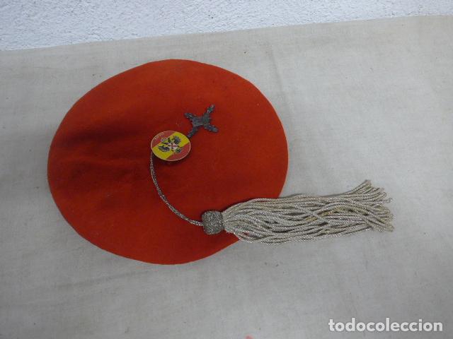 Militaria: Antigua boina roja carlista original con 2 emblemas, usada durante varias decadas por un requete