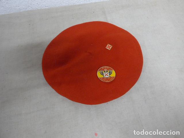 Militaria: Antigua boina roja carlista original con 2 emblemas, usada durante varias decadas por un requete