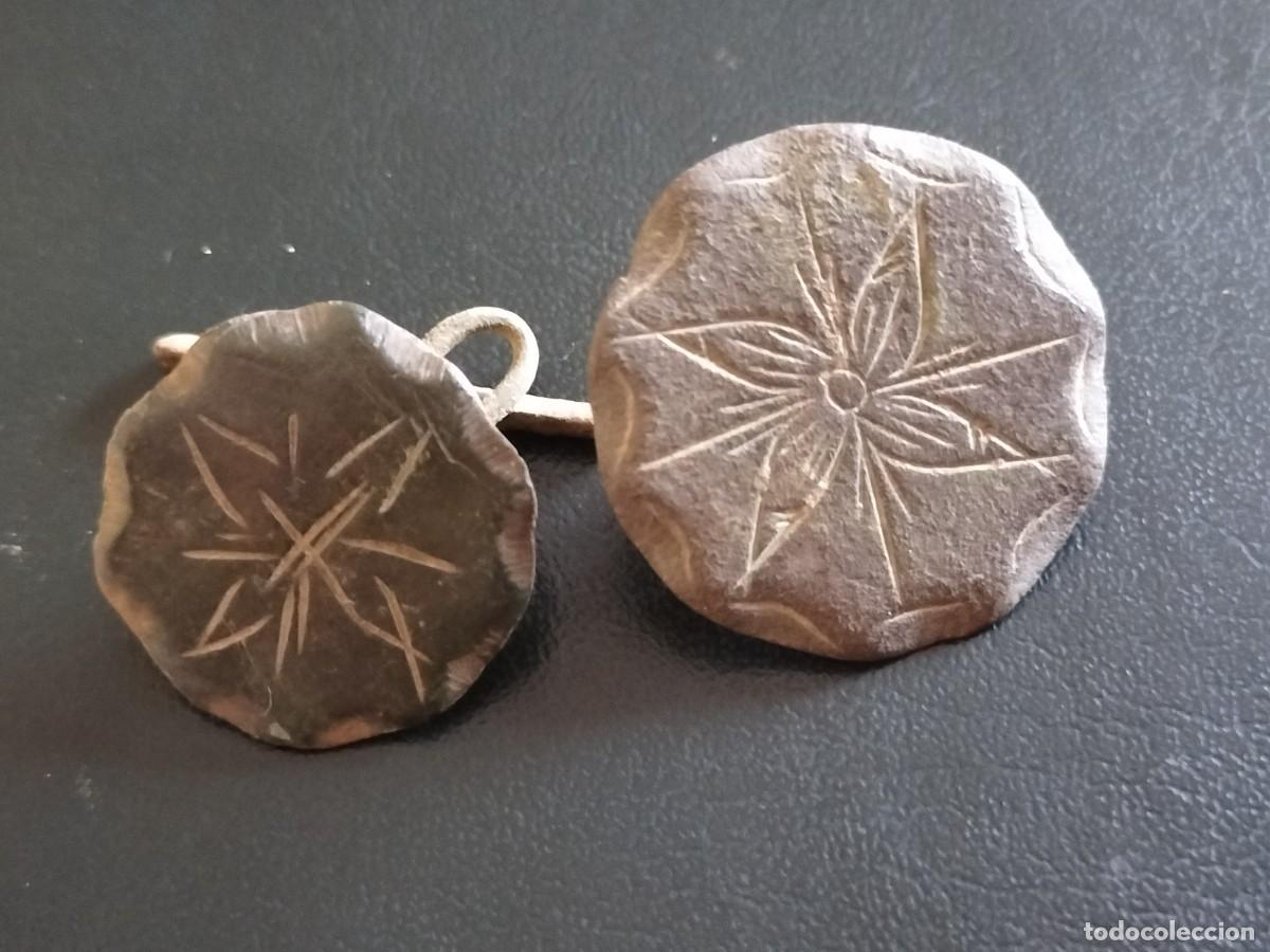 Militaria: Par de botones denominados cuatripetalos. S xvi-xviii