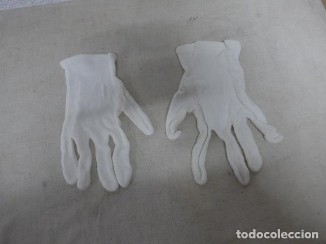 Militaria: Antiguos guantes militares blancos de gala, de oficial espa&ntilde;ol franquista. Epoca de Franco.