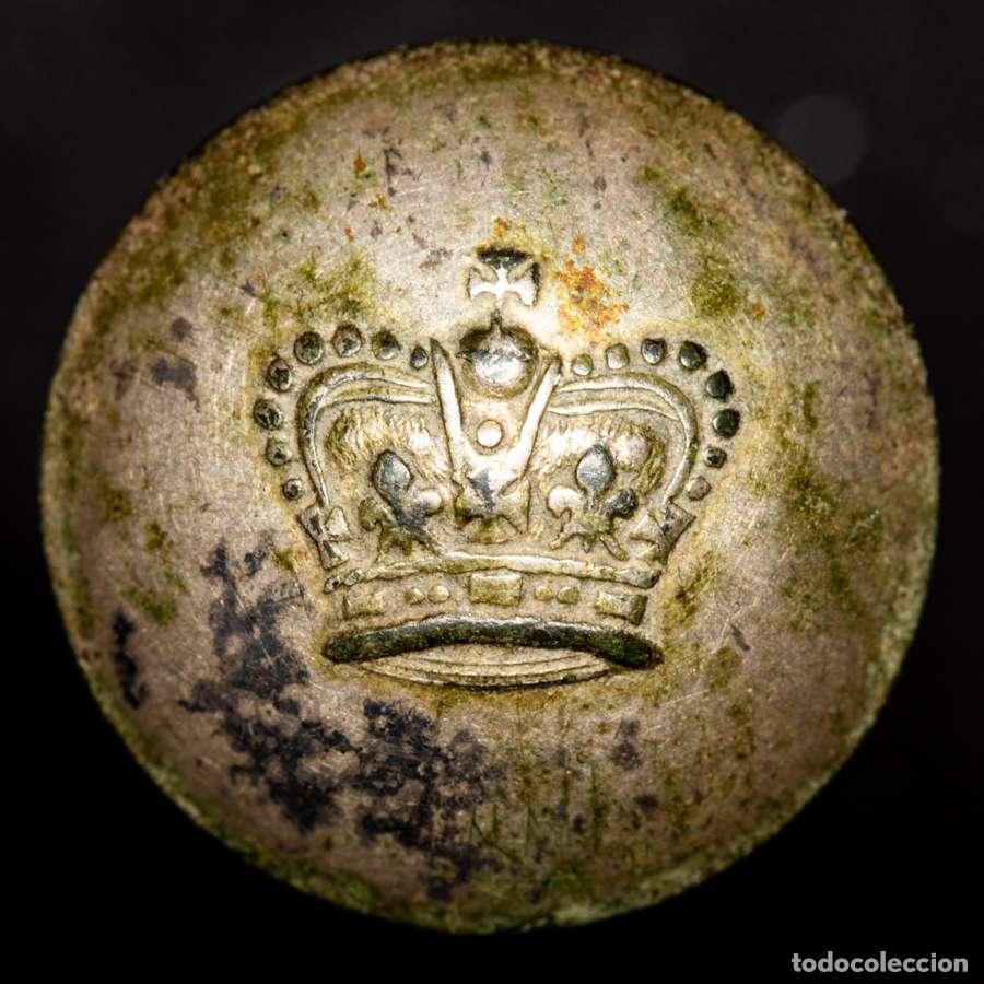 Militaria: Ej&eacute;rcito brit&aacute;nico, Espa&ntilde;a, 1808-1814. Bot&oacute;n de esta&ntilde;o. Corona real