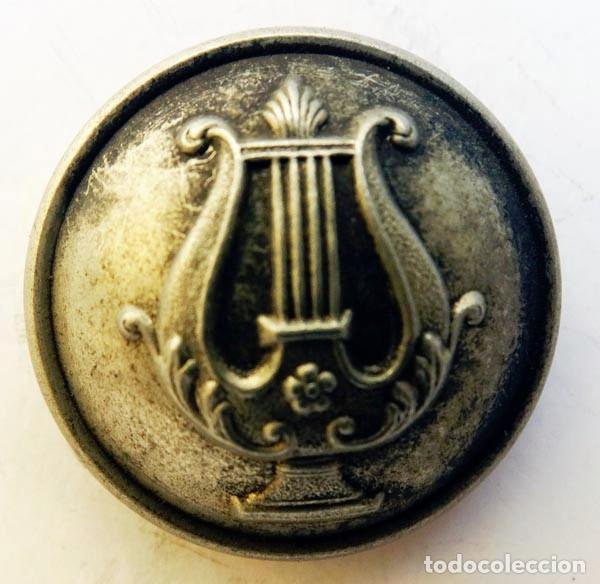 Militaria: BOTON DE MUSICO MILITAR (1)