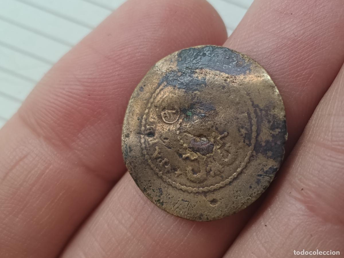Militaria: Bot&oacute;n antiguo de lat&oacute;n