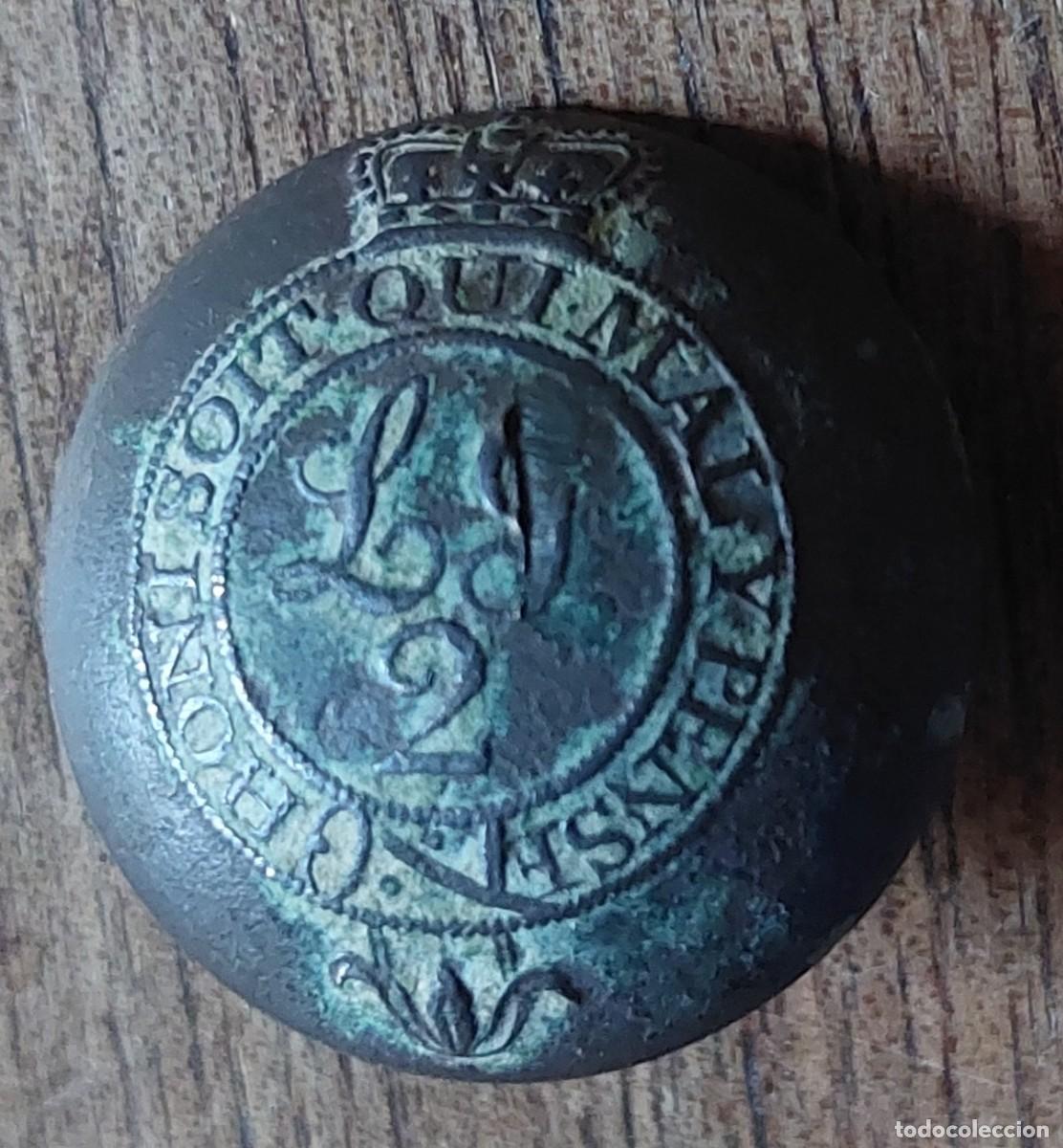 Militaria: Magn&iacute;fico boton guerra independencia R&eacute;gimiento ingl&eacute;s Honi Soit qui Mai Ipense