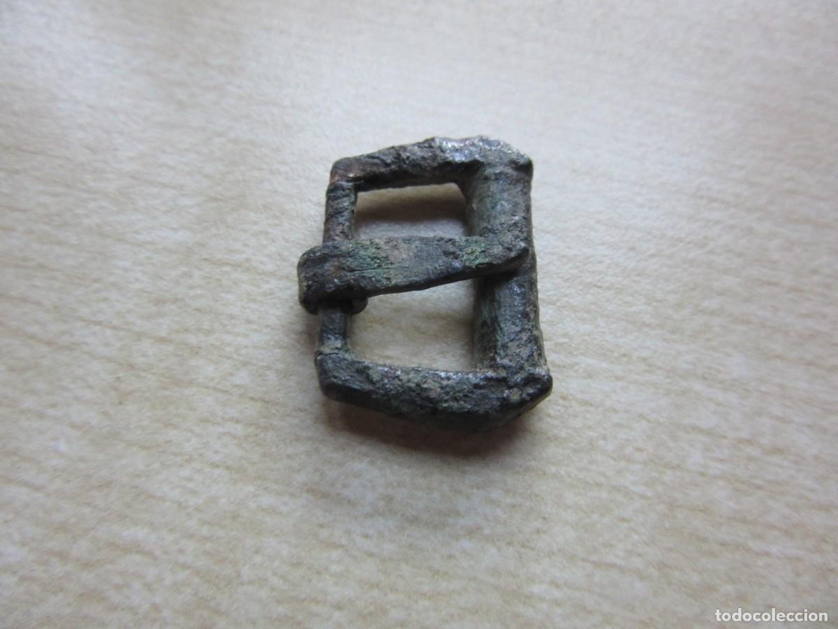Militaria: Hebilla de bronce medieval Medidas 2,2 x 1,6 cm
