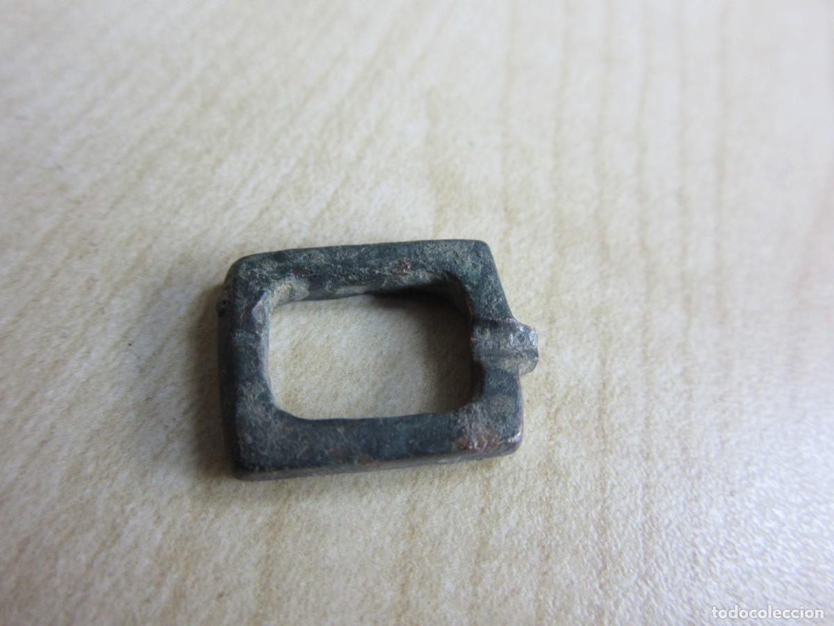 Militaria: Hebilla visigoda o medieval de bronce Medidas 1,7 x 1,4 cm