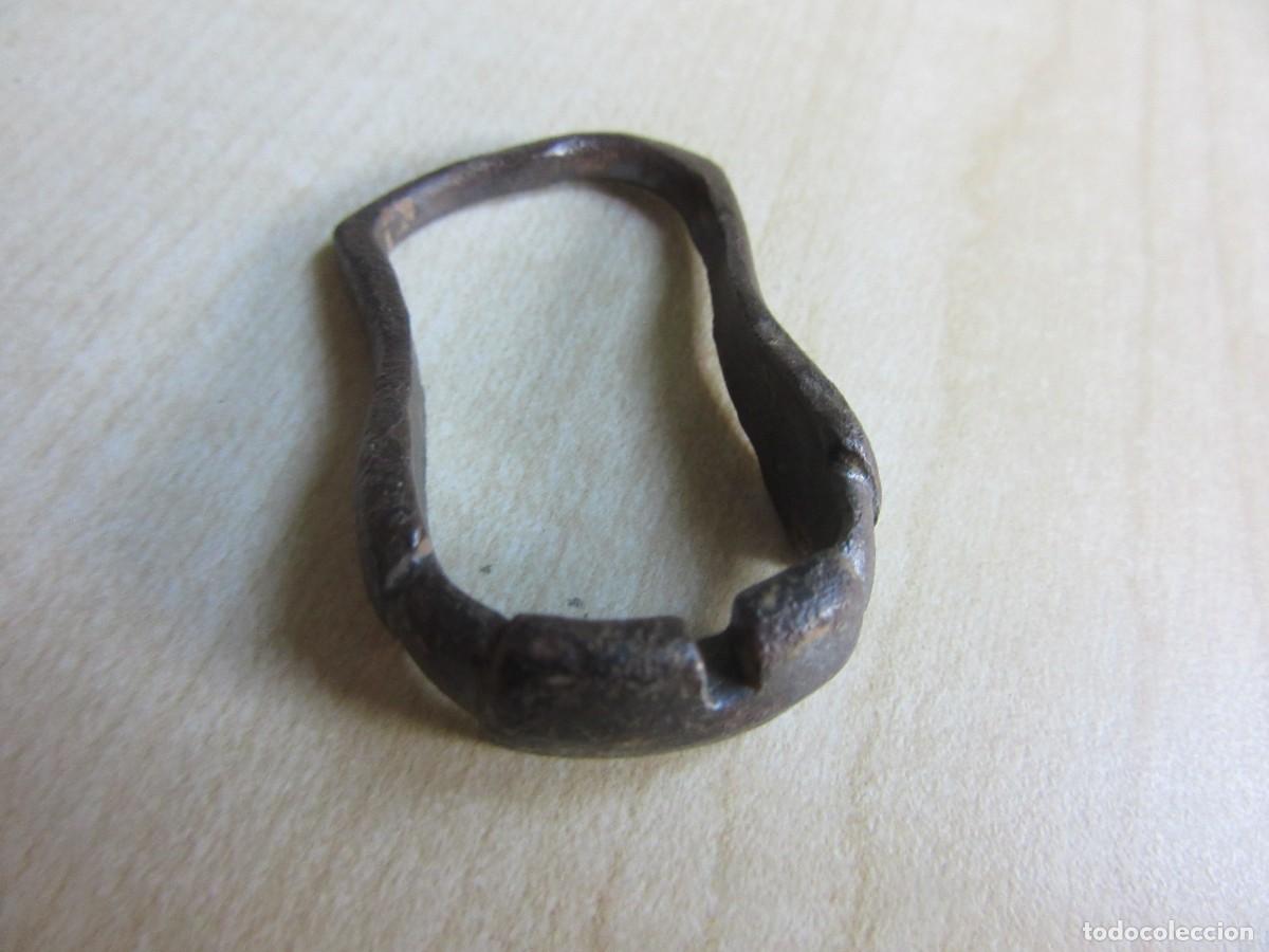 Militaria: Hebilla alargada de bronce medieval Medidas 4,3 x 2,3 cm