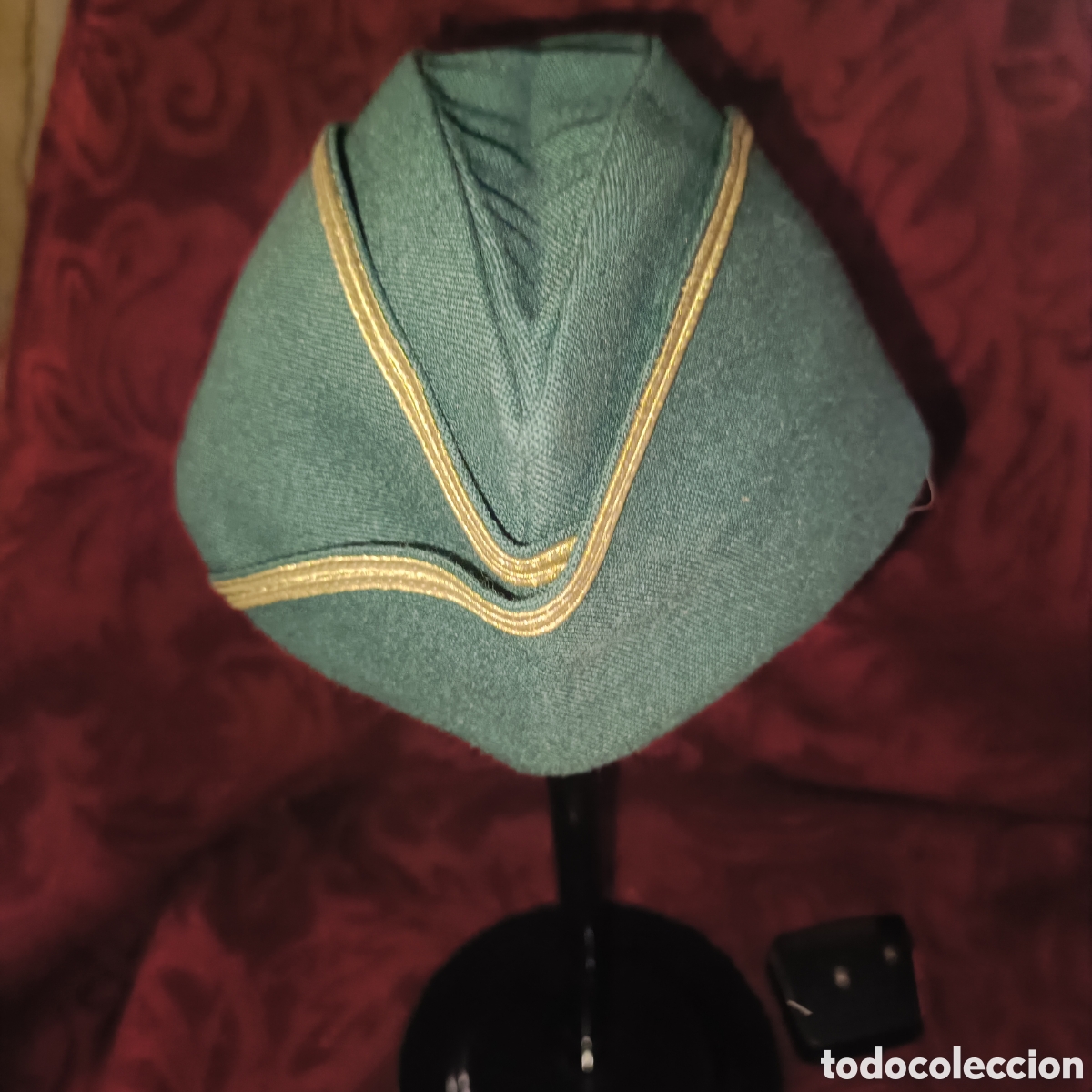 Militaria: Gorro cuartelero de oficial de la Guardia civil