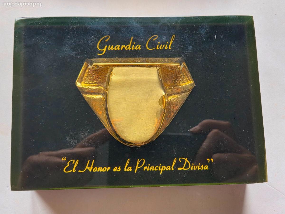 Militaria: TRICORNIO GUARDIA CIVIL DEL DIRECTOR GENERAL EN CAJA CON METACRILATO