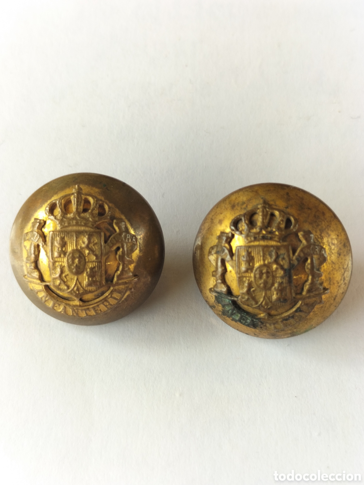 Militaria: Pareja de Botones de Infanter&iacute;a de Alfonso XIII. 2 cm. Di&aacute;metro.