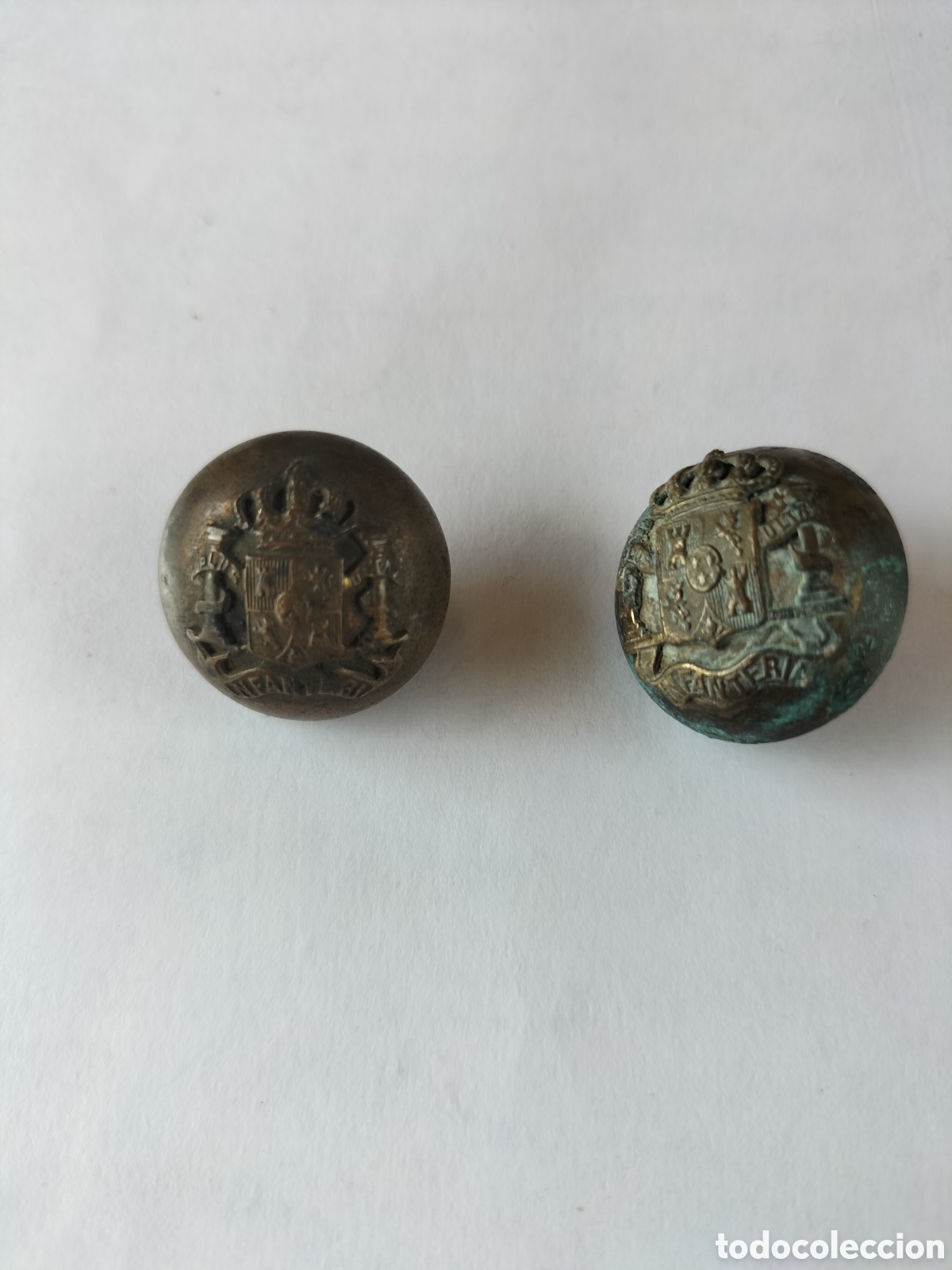 Militaria: Pareja de Botones de Infanter&iacute;a de Alfonso XIII. 2cm. Di&aacute;metro.