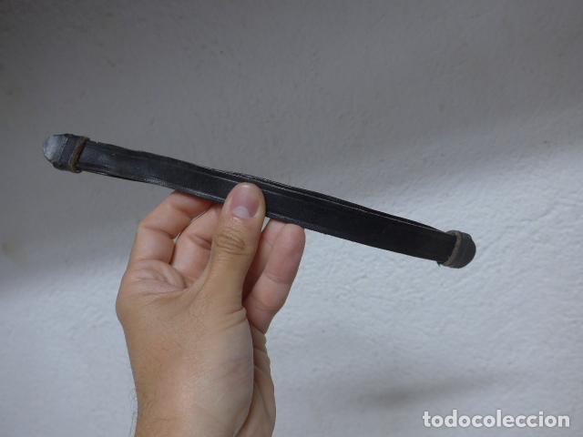 Militaria: Antiguo barbuquejo de cuero negro para gorrillo de caballeria o gorra de plato de guerra civil