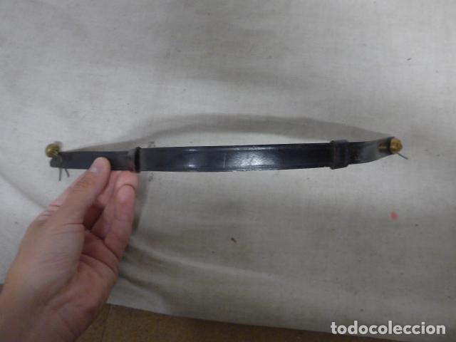 Militaria: Antiguo barbuquejo de cuero negro para gorro ros alfonsino, original. Epoca Alfonso XIII.