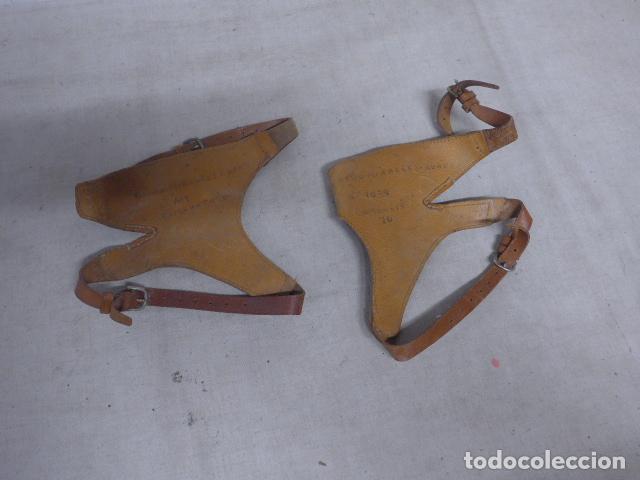 Militaria: Antigua pareja piezas militares de cuero a identificar, eran de un oficial alfonsino de intendencia