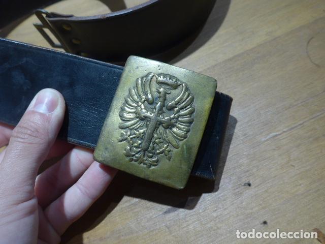 Militaria: Antiguo cinturon de cuero negro con su hebilla del ejercito franquista, epoca Franco