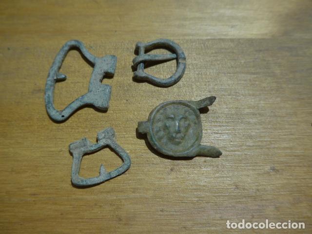 Militaria: Lote de la Guerra de Independencia: leon para capa de oficial y hebillas.