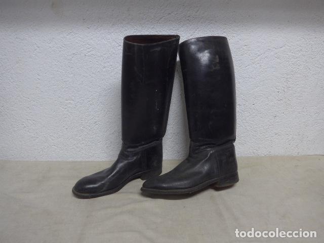Militaria: Antigua pareja de botas altas de oficial en cuero negro, guerra civil y posguerra