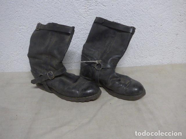 Militaria: Antigua pareja de botas en cuero negro del ejercito espa&ntilde;ol