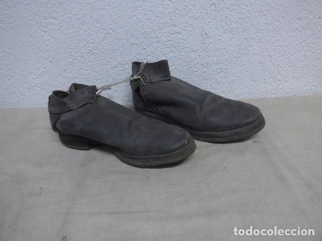 Militaria: Antigua pareja de botas o botines zapatos en cuero negro, espa&ntilde;olas, grandes.