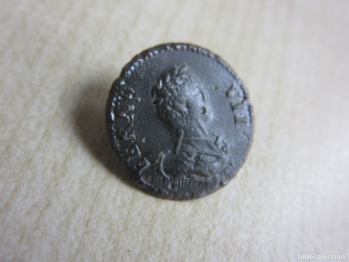 Militaria: Escaso bot&oacute;n de Fernando VII con corona de laurel Di&aacute;metro 1,5 cm S XIX