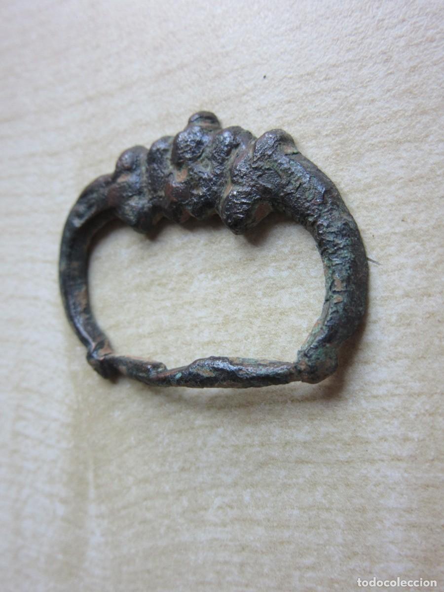 Militaria: Hebilla medieval de bronce con dos posibles cabezas de le&oacute;n enfrentadas Medidas 3,5 x 2,8 cm