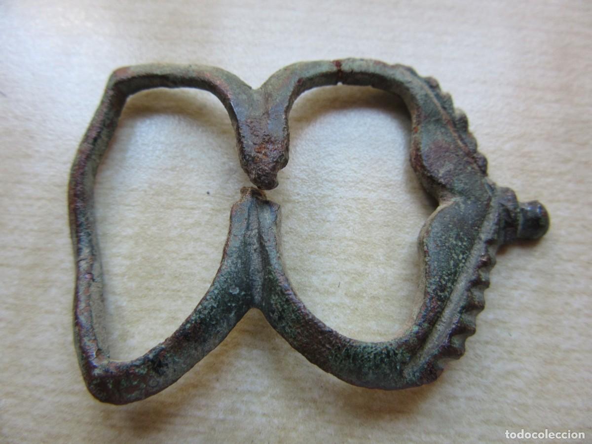 Militaria: Hebilla grande de bronce medieval Medidas 4,9 x 3,6 cm